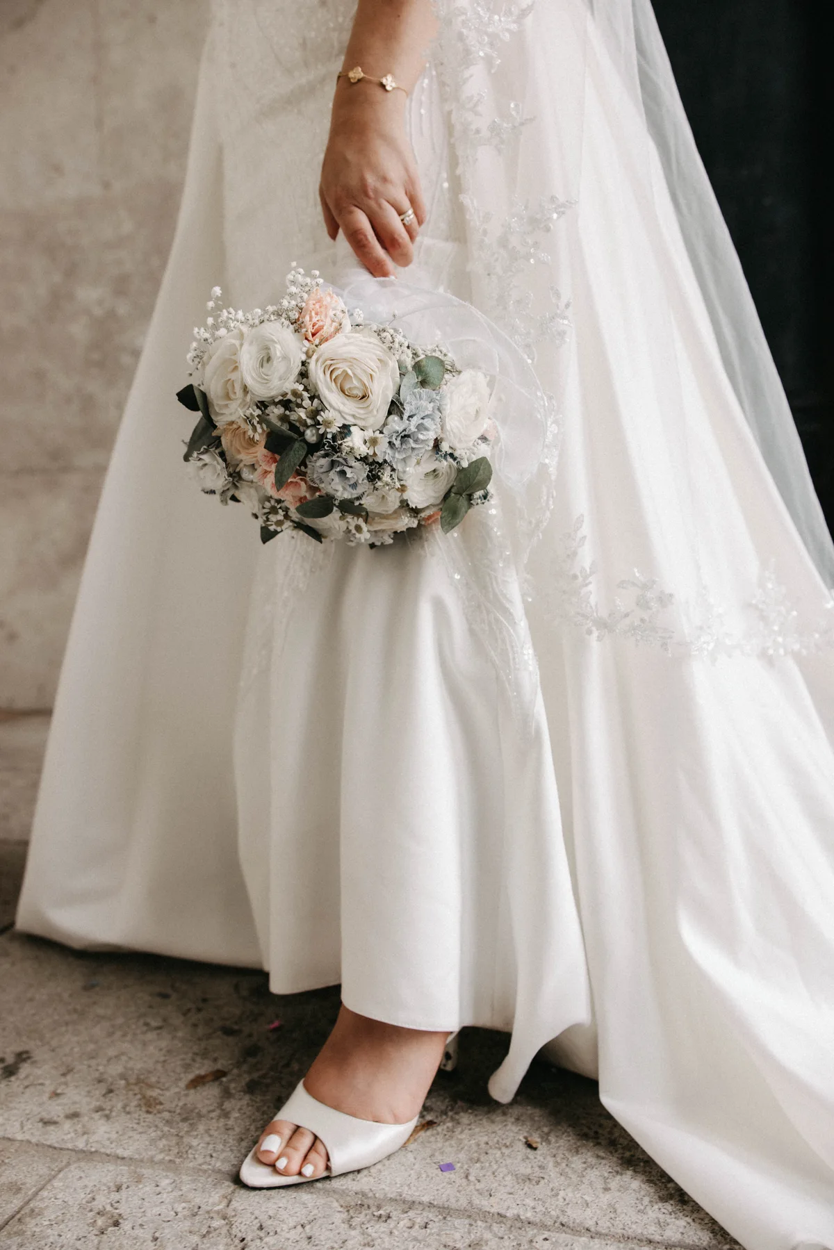 Brautstrauß, weißes Kleid und Schuhe im Detail