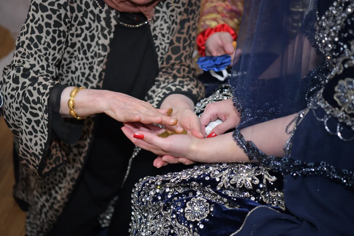 Hände mit roter Henna während der Feier