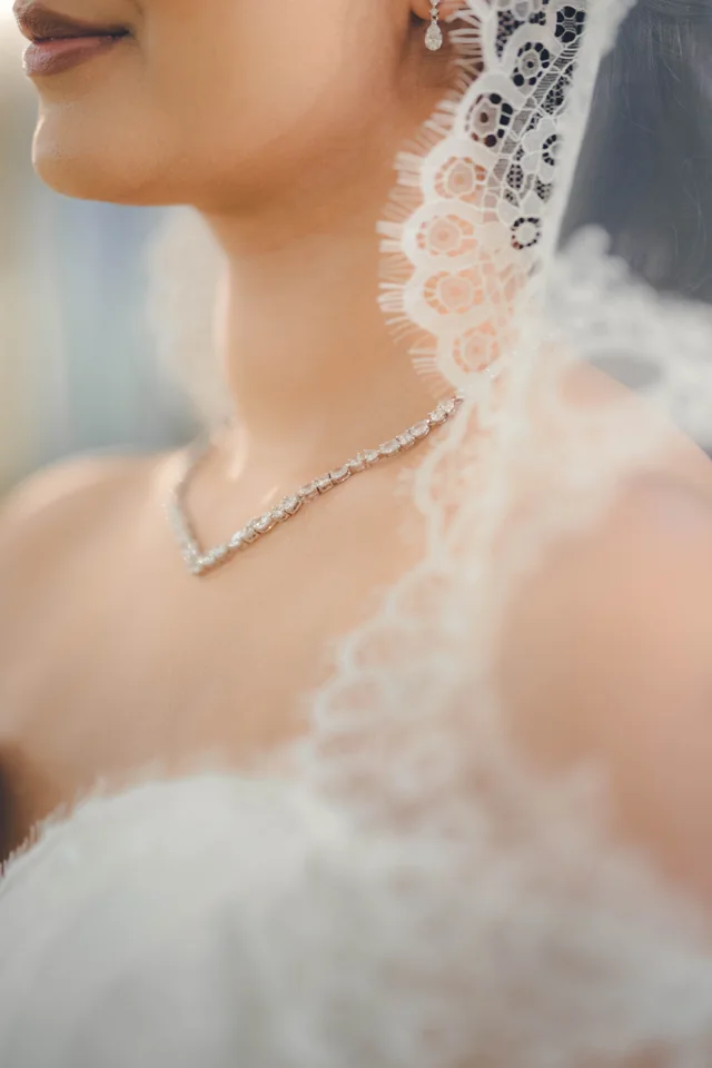 Detail von Brautschmuck und Spitzenschleier