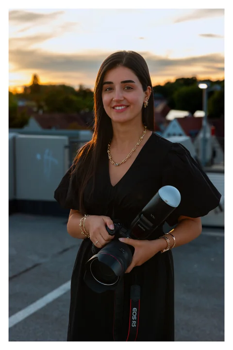 Die Fotografin des Lens-Media-Duos mit ihrer Kamera im Abendlicht